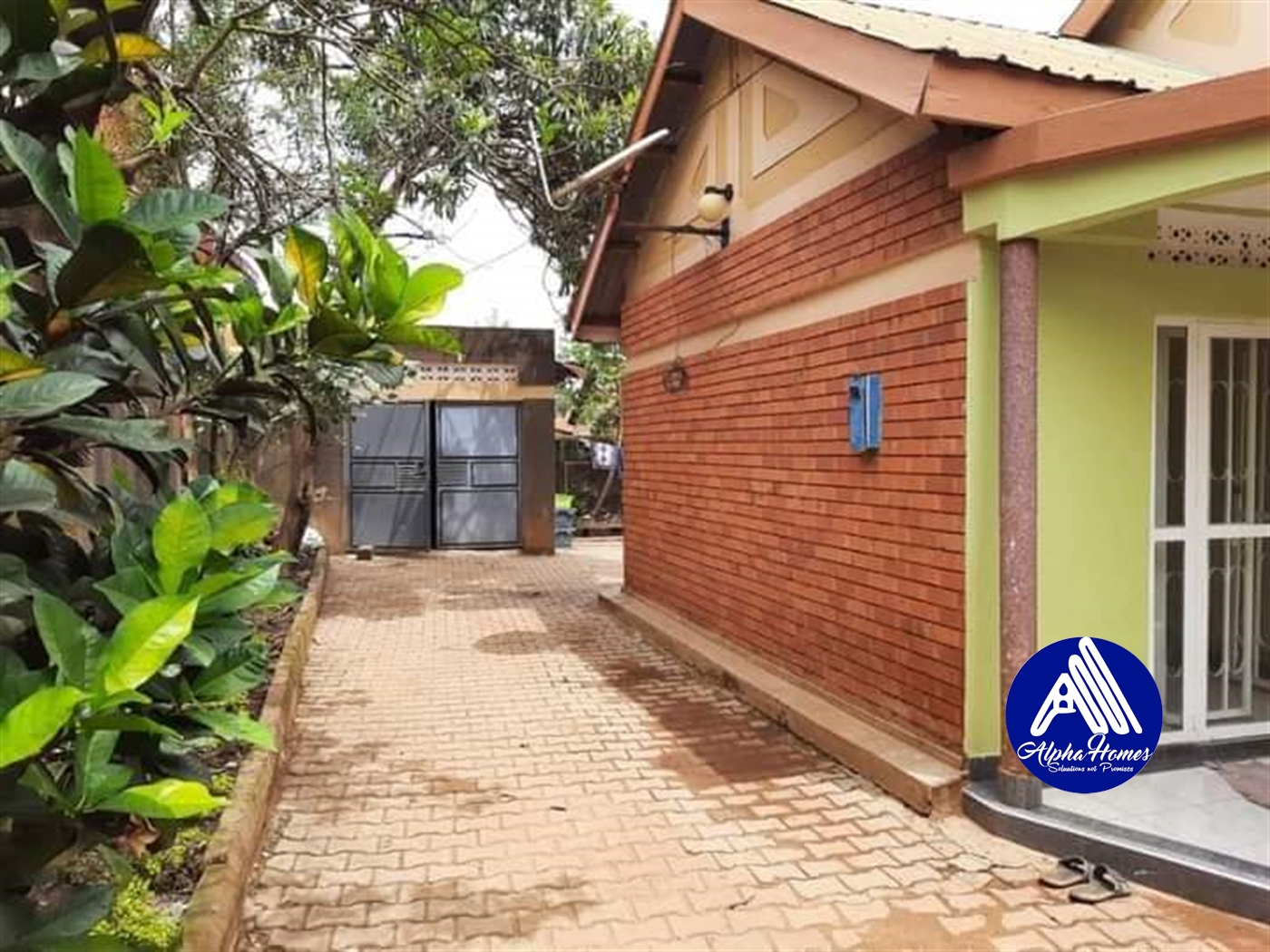 Bungalow for rent in Kiwaatule Kampala