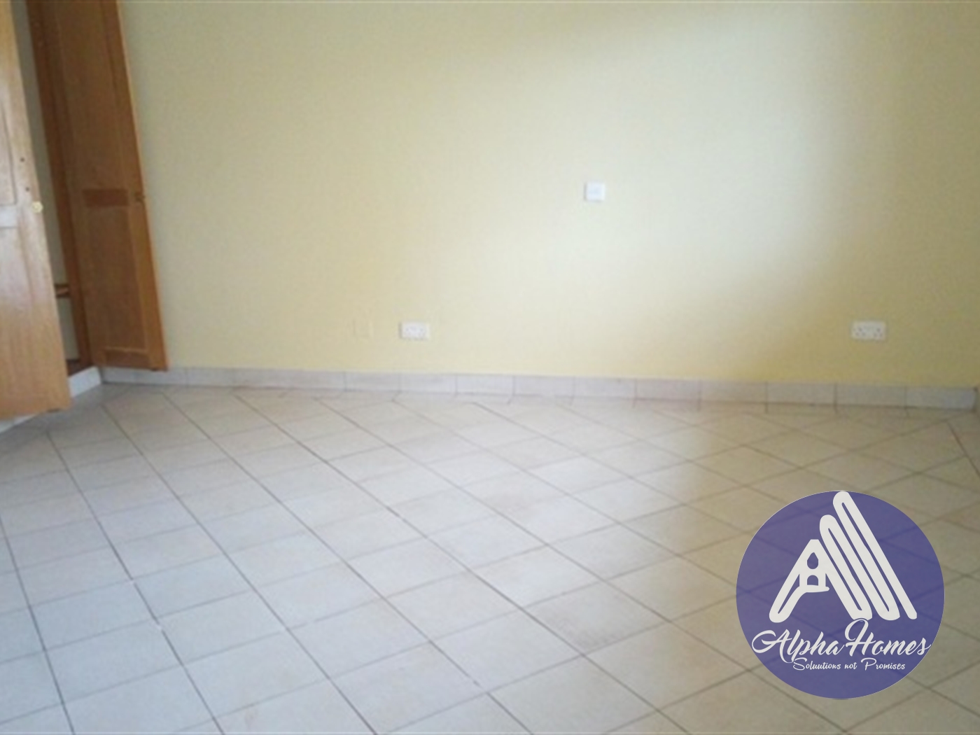 Duplex for rent in Kiwaatule Kampala