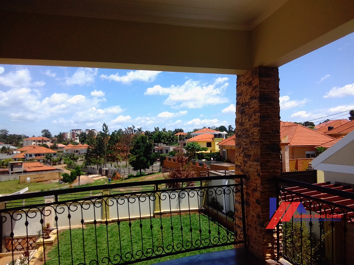 Mansion for sale in Kira Wakiso