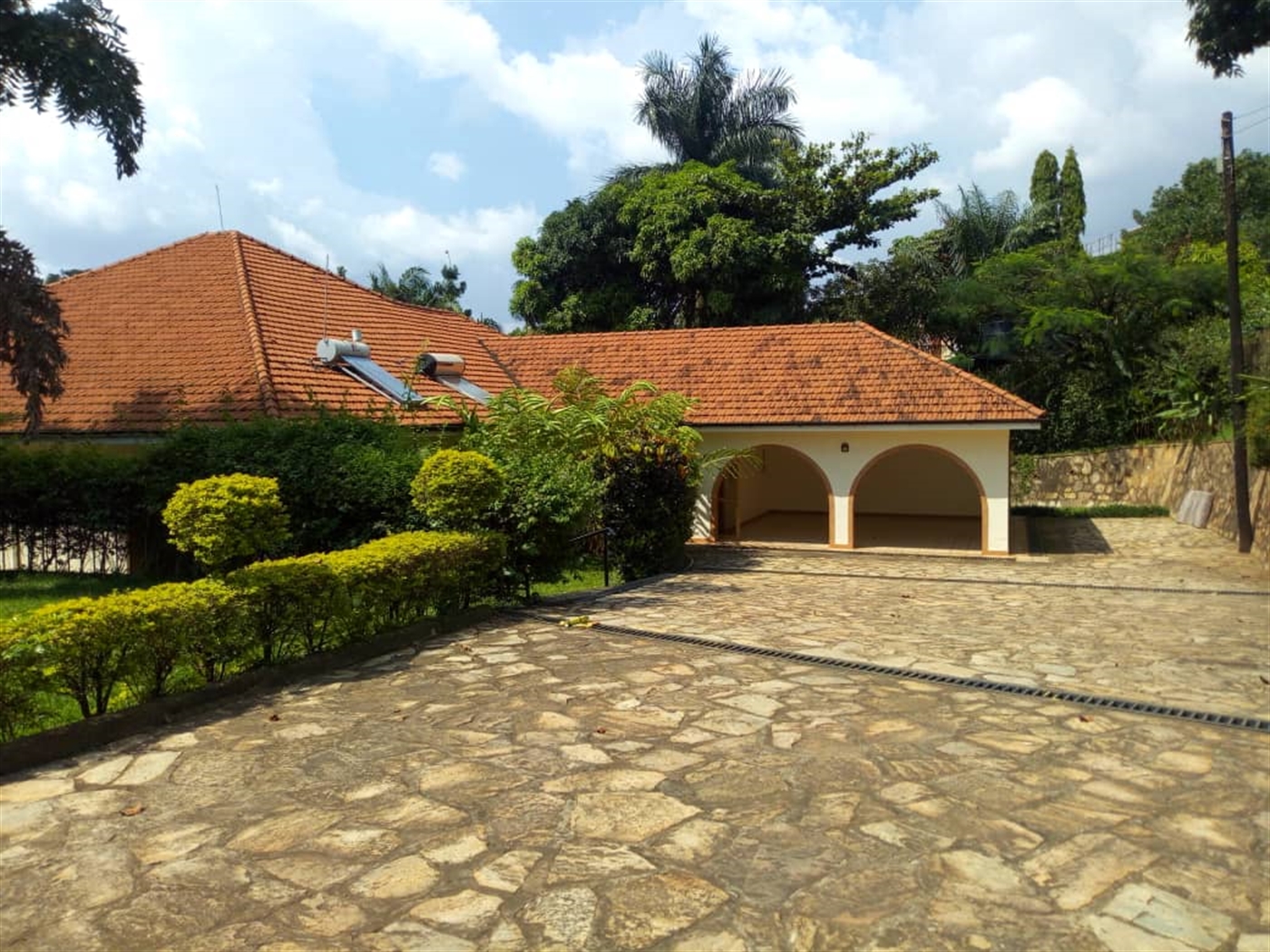 Bungalow for rent in Mbuya Kampala