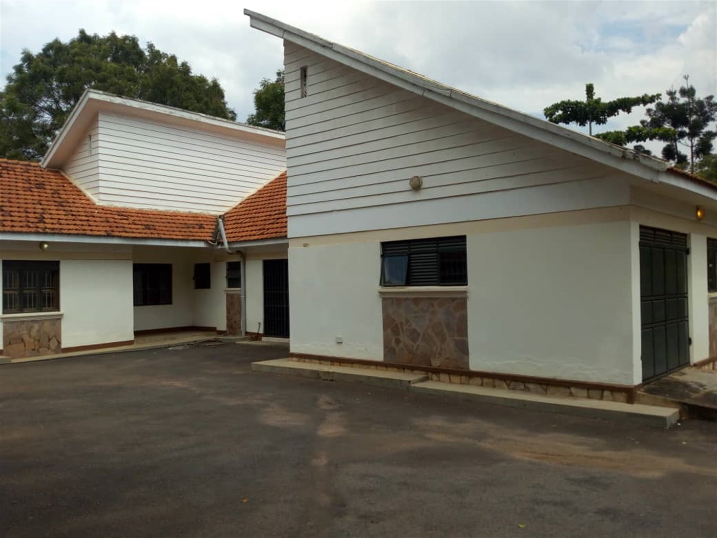 Bungalow for sale in Bugoloobi Kampala