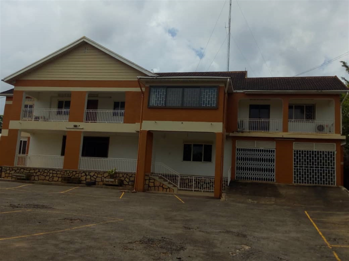 Storeyed house for rent in Bugoloobi Kampala