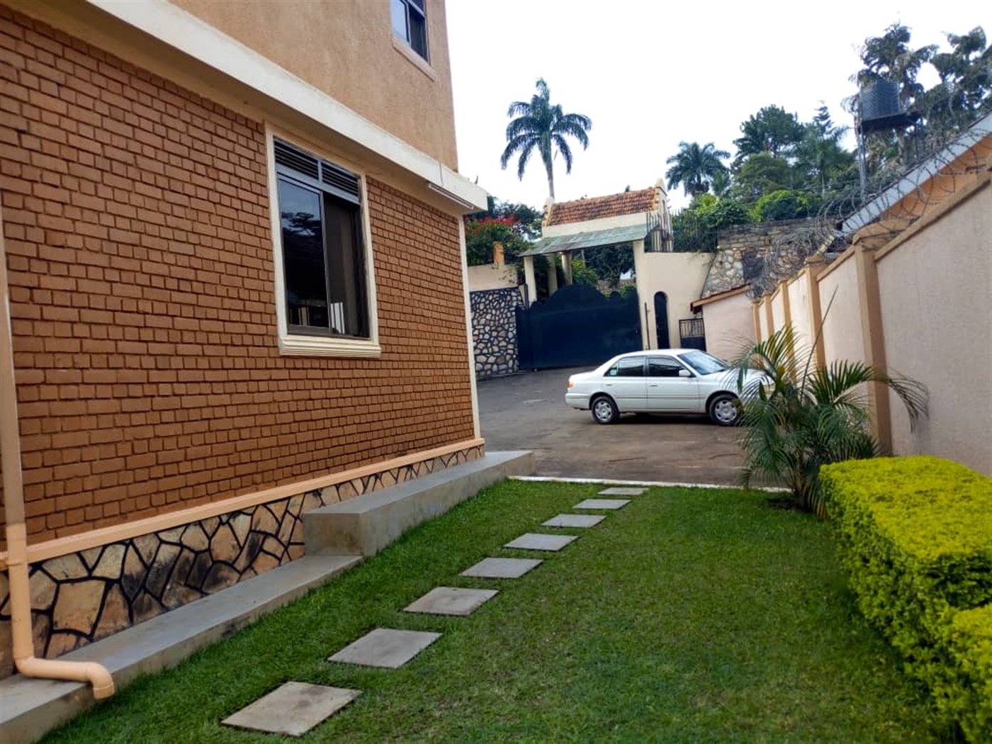 Villa for rent in Bugoloobi Kampala