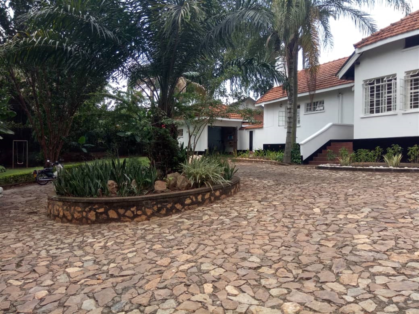 Bungalow for rent in Kololo Kampala