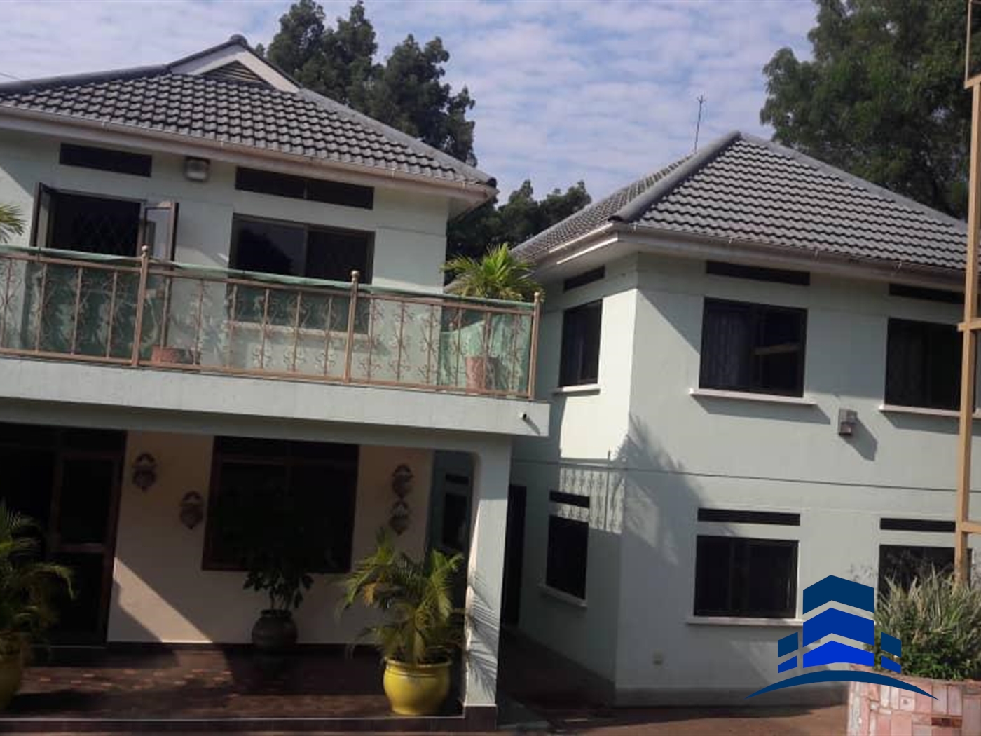 Duplex for sale in Bugoloobi Kampala