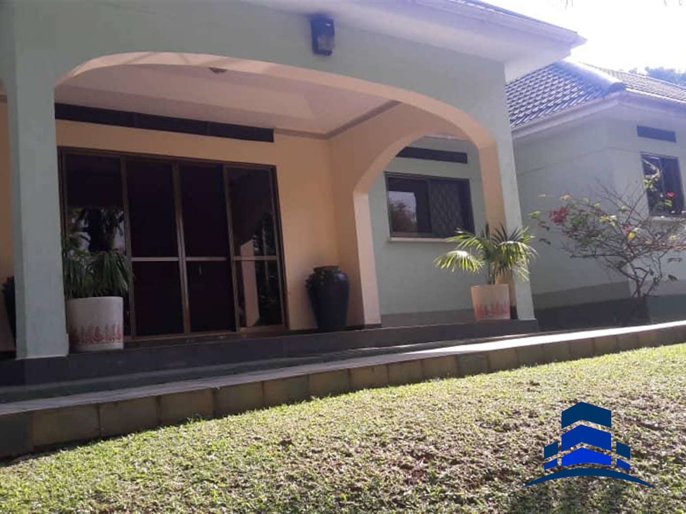 Duplex for sale in Bugoloobi Kampala