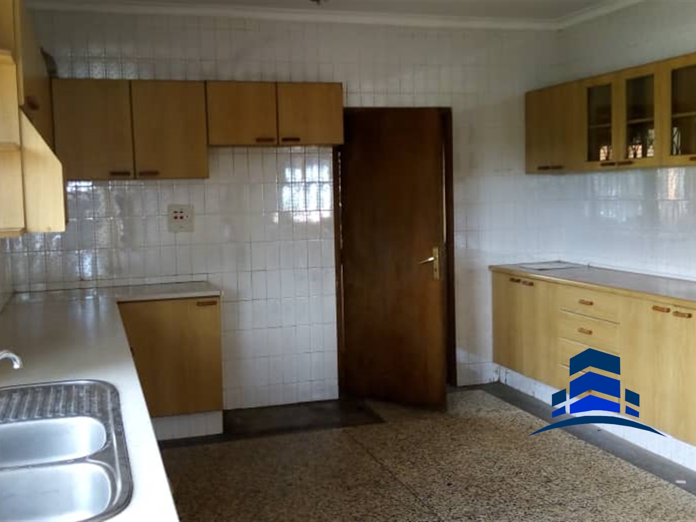 Duplex for rent in Bugoloobi Kampala