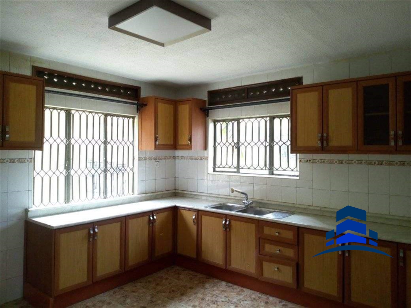 Storeyed house for rent in Bugoloobi Kampala