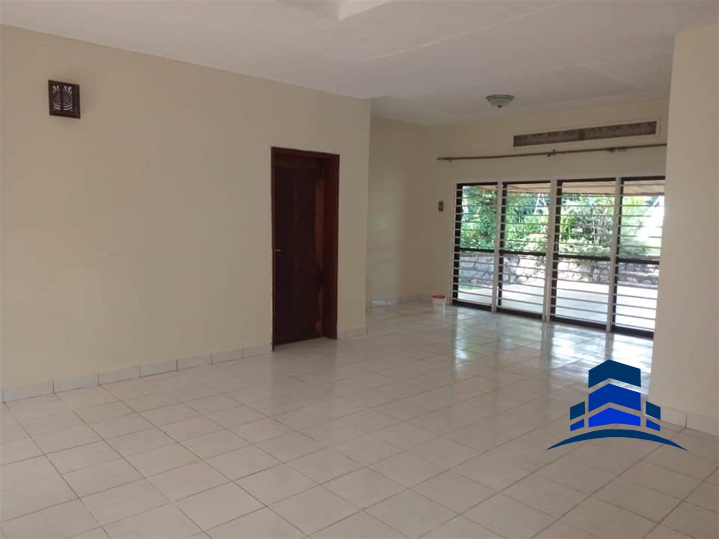 Bungalow for rent in Bugoloobi Kampala