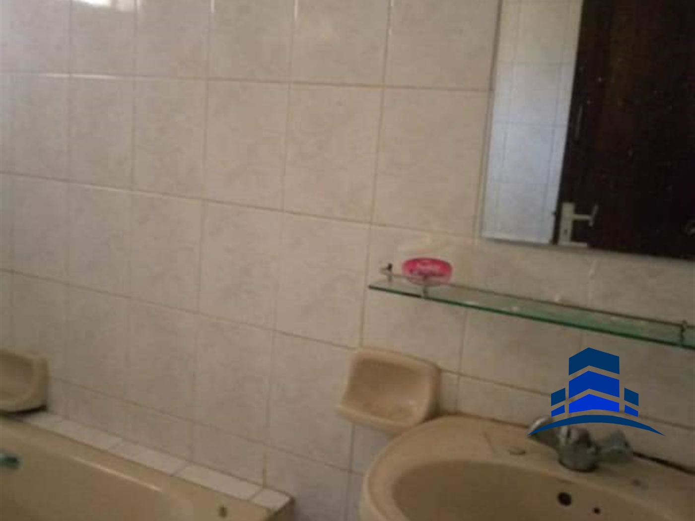 Bungalow for rent in Bugoloobi Kampala