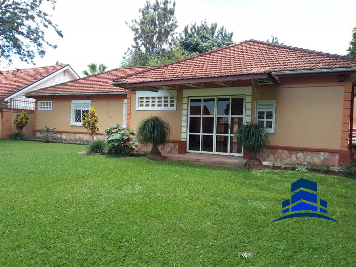 Bungalow for sale in Bugoloobi Kampala