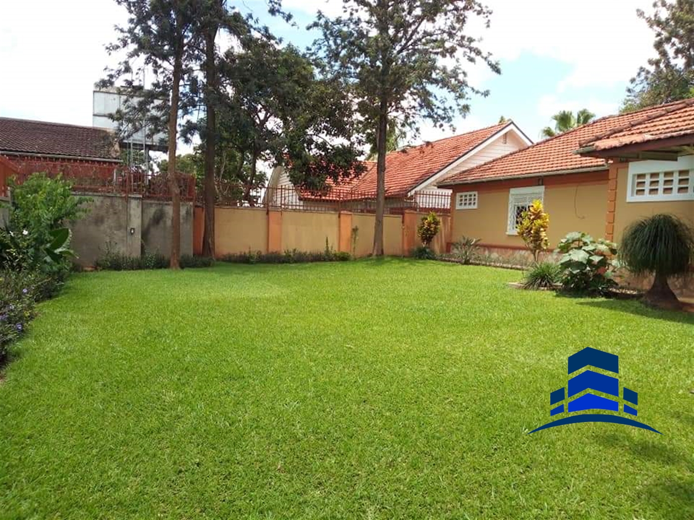 Bungalow for sale in Bugoloobi Kampala