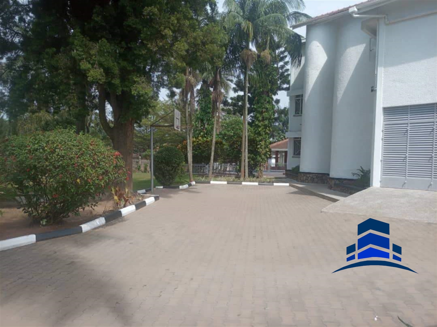 Storeyed house for rent in Bugoloobi Kampala