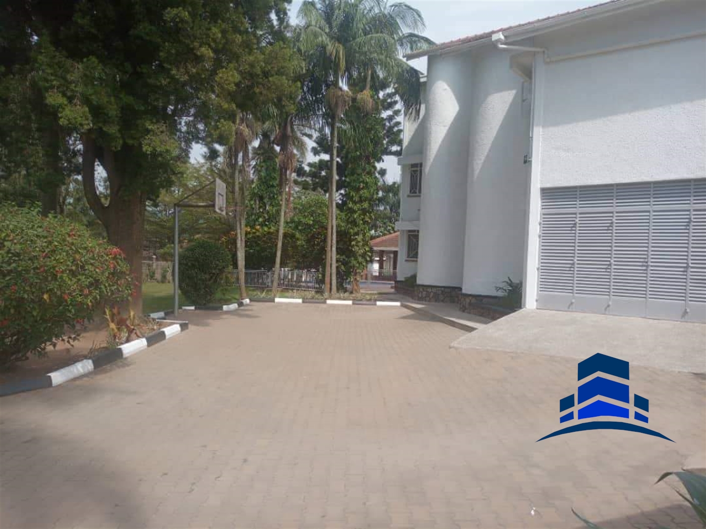 Storeyed house for rent in Bugoloobi Kampala