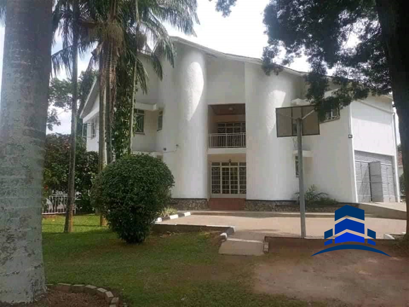 Storeyed house for rent in Bugoloobi Kampala