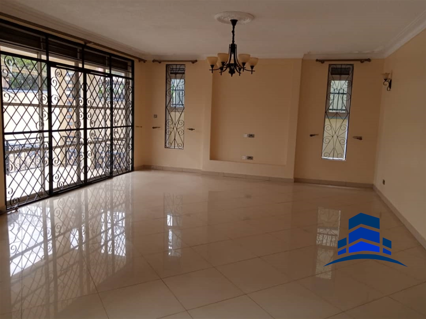 Mansion for sale in Kira Wakiso