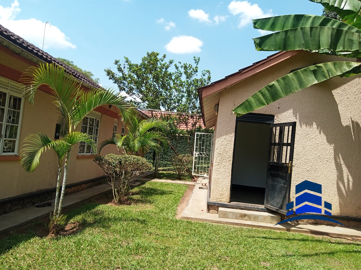 Bungalow for rent in Bugoloobi Kampala