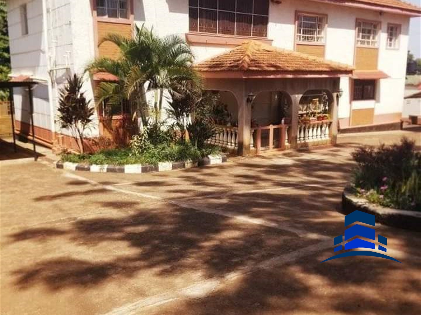 Villa for sale in Bugoloobi Kampala