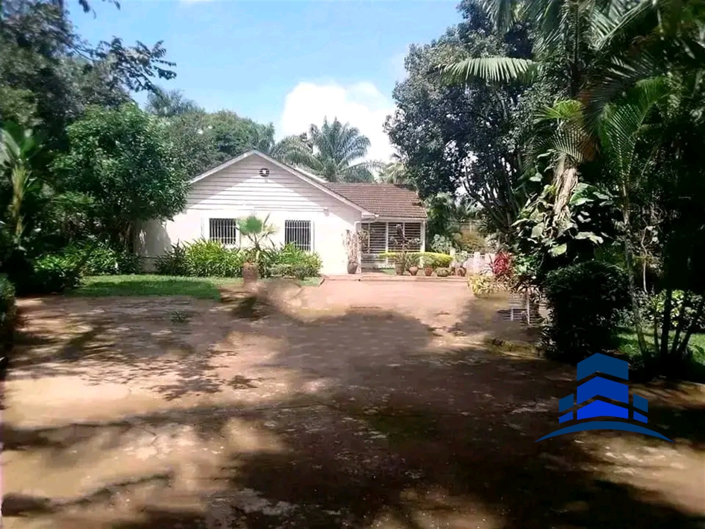 Bungalow for sale in Bugoloobi Kampala