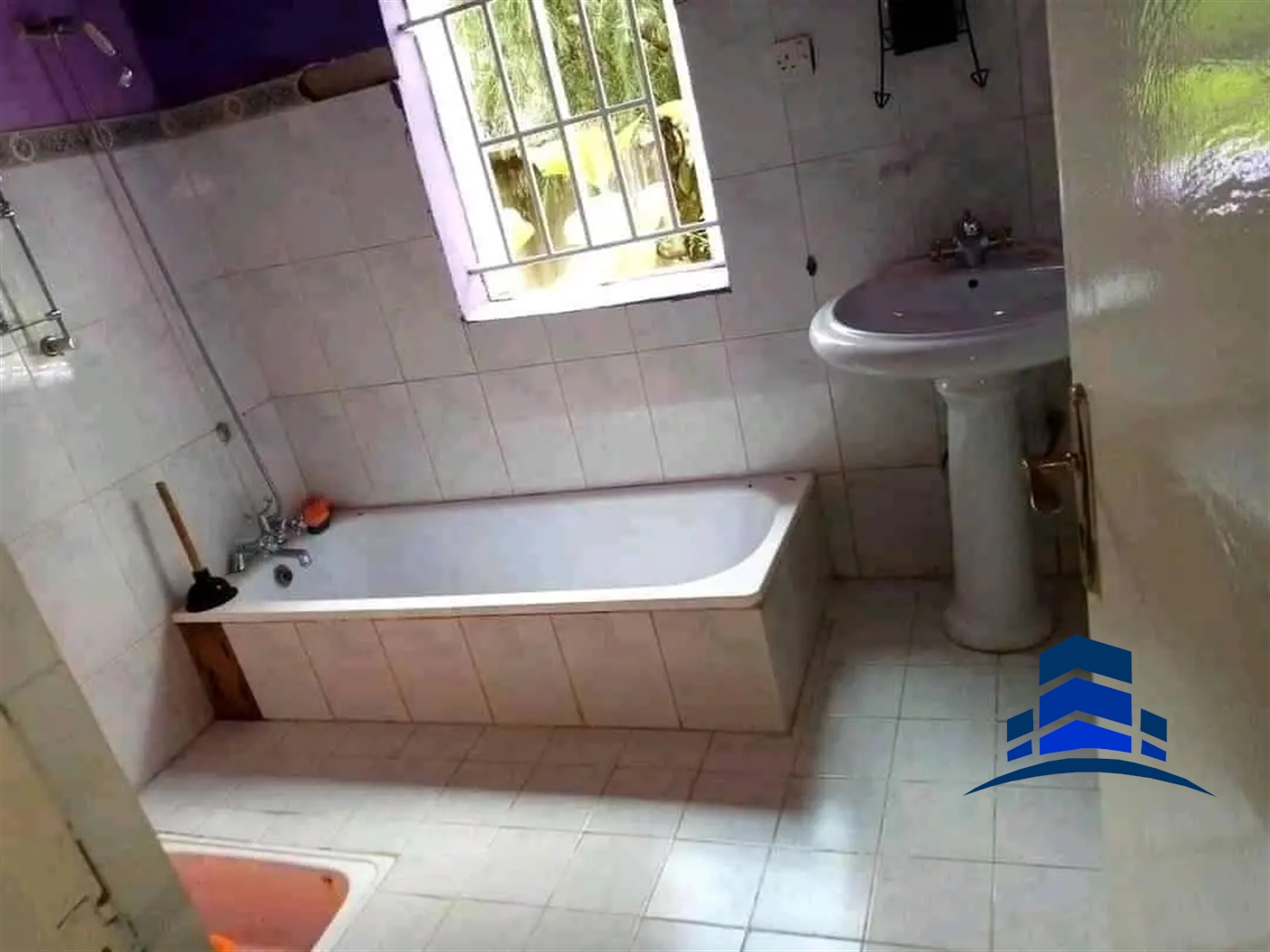 Bungalow for rent in Bugoloobi Kampala