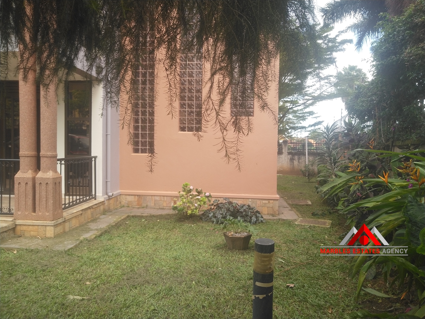 Duplex for rent in Bugoloobi Kampala