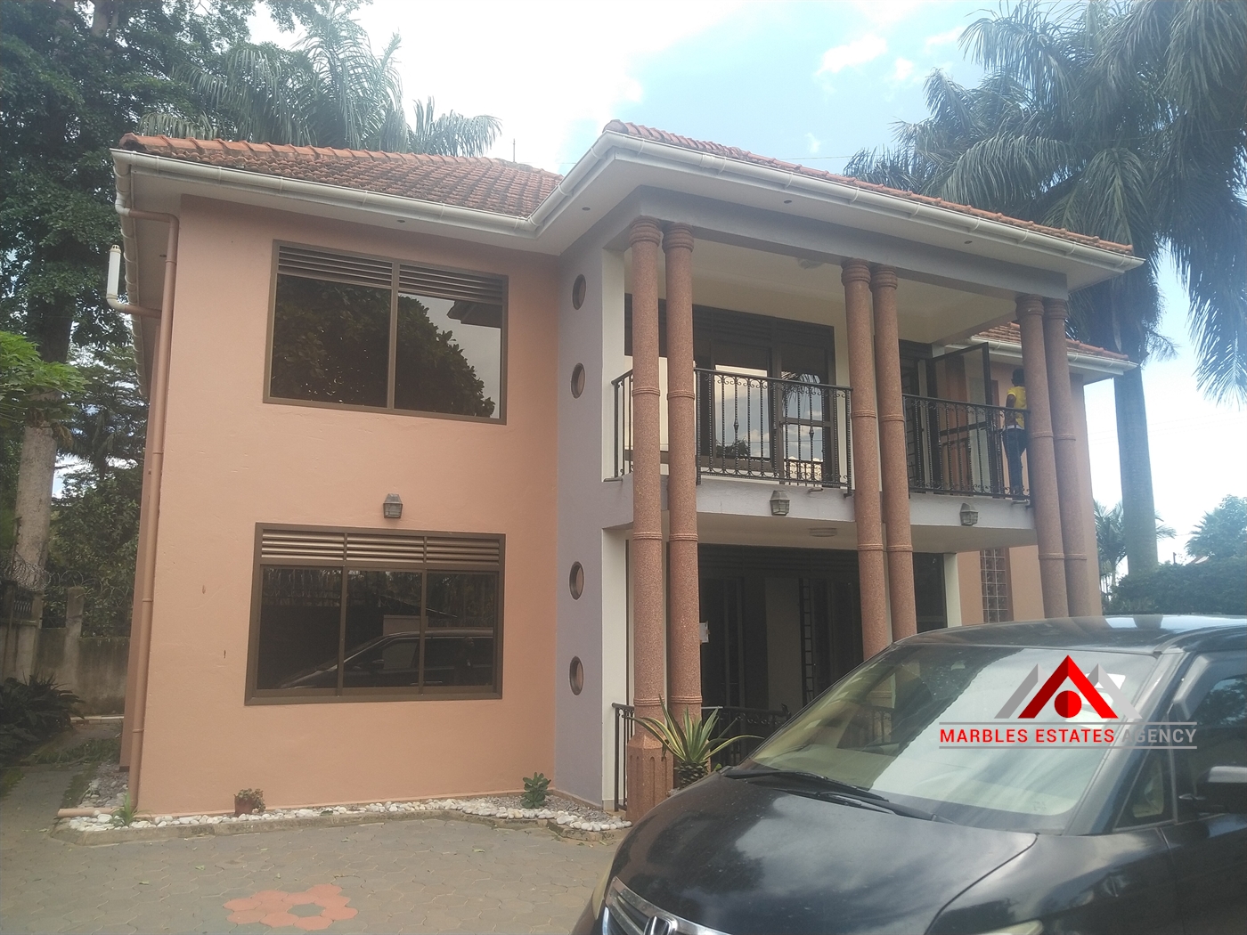 Duplex for rent in Bugoloobi Kampala