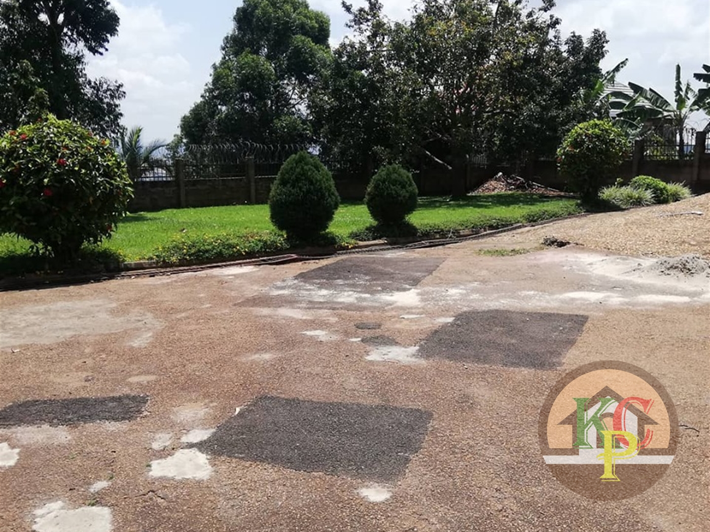 Mansion for rent in Bwebajja Wakiso