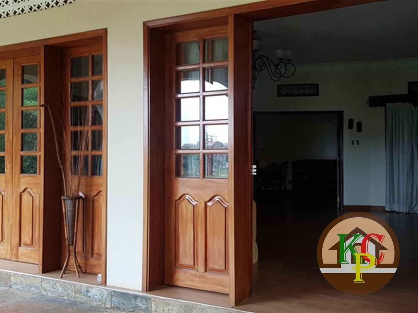 Bungalow for rent in Bugoloobi Kampala