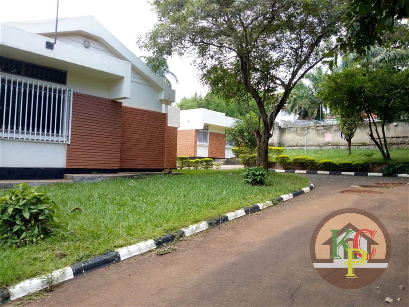 Bungalow for rent in Bugoloobi Kampala