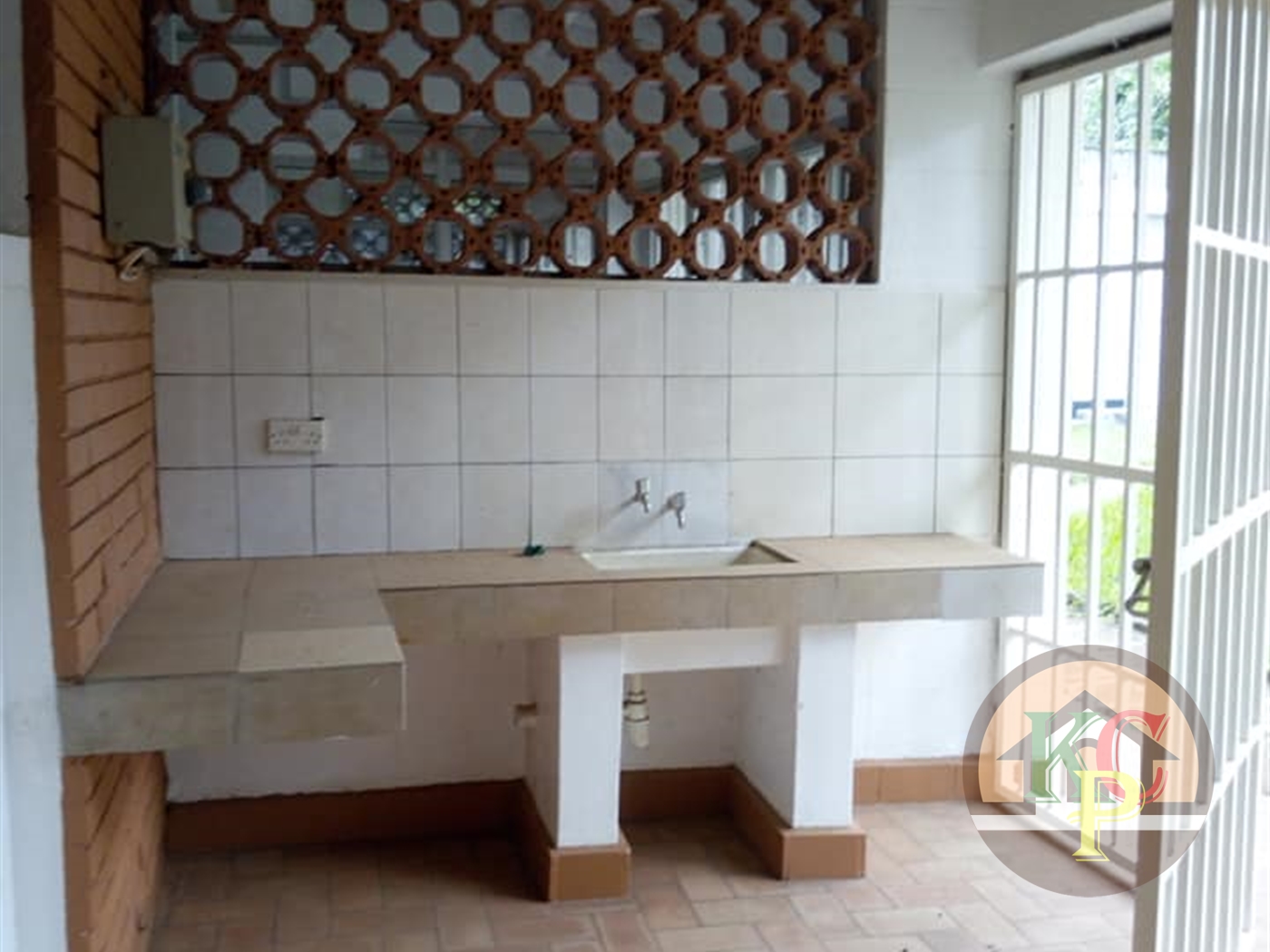 Bungalow for rent in Bugoloobi Kampala