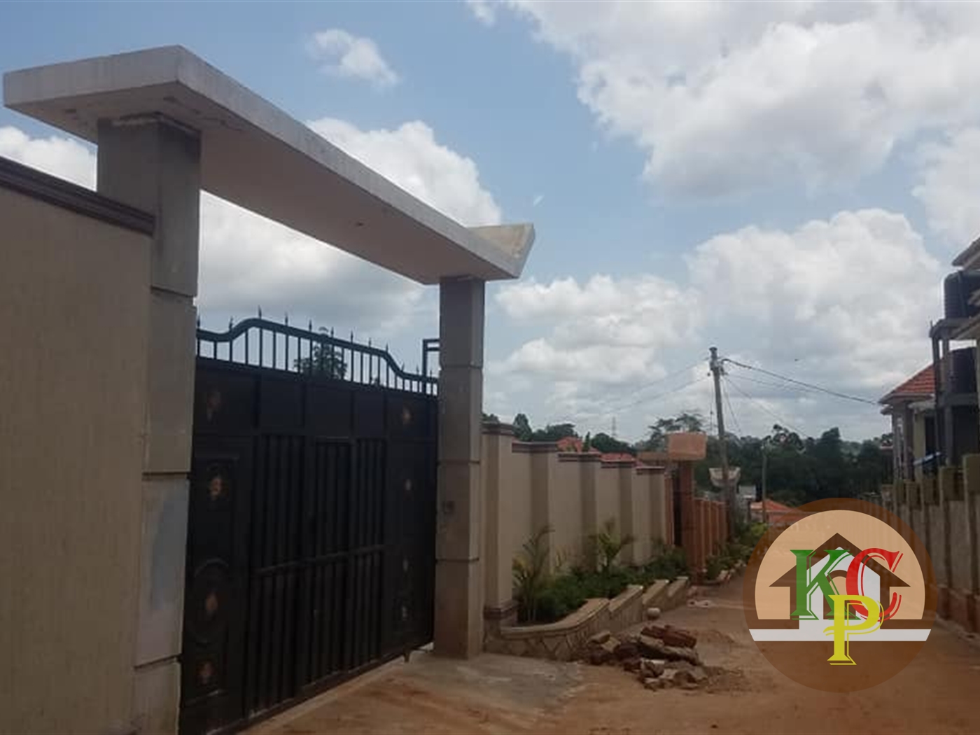 Mansion for sale in Kira Wakiso