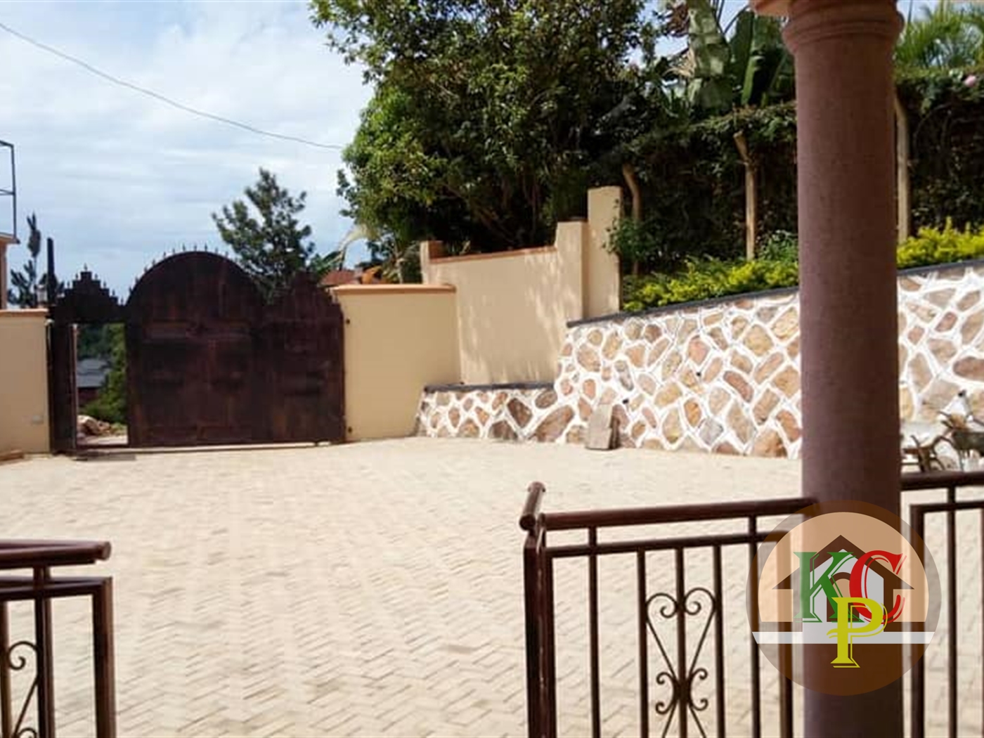 Mansion for sale in Seguku Wakiso