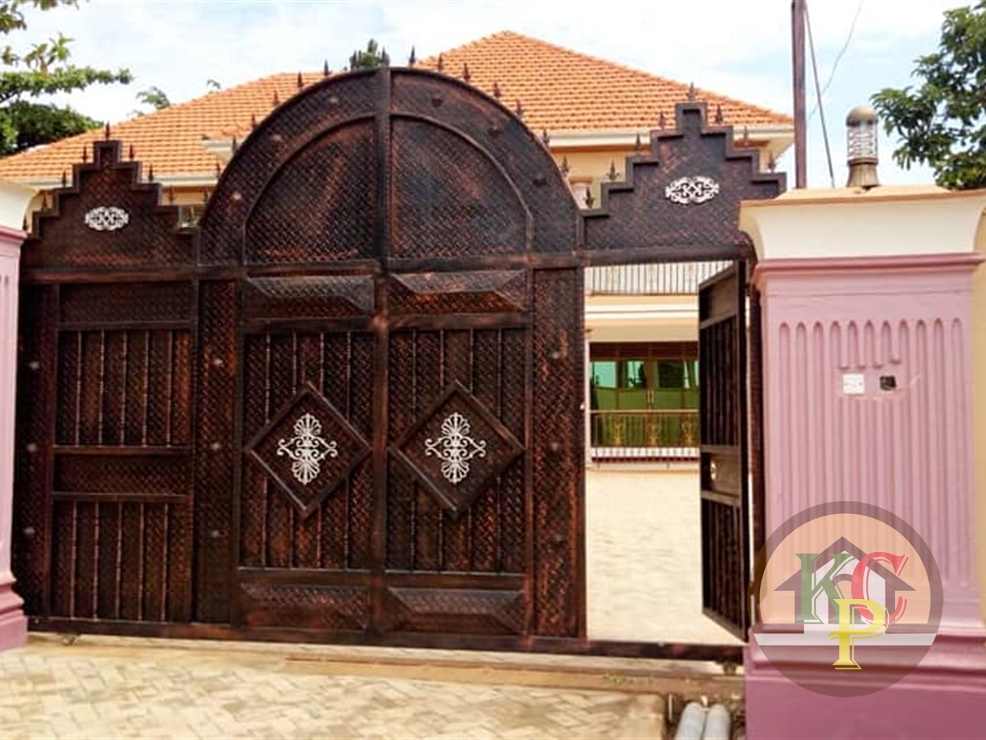 Mansion for sale in Seguku Wakiso