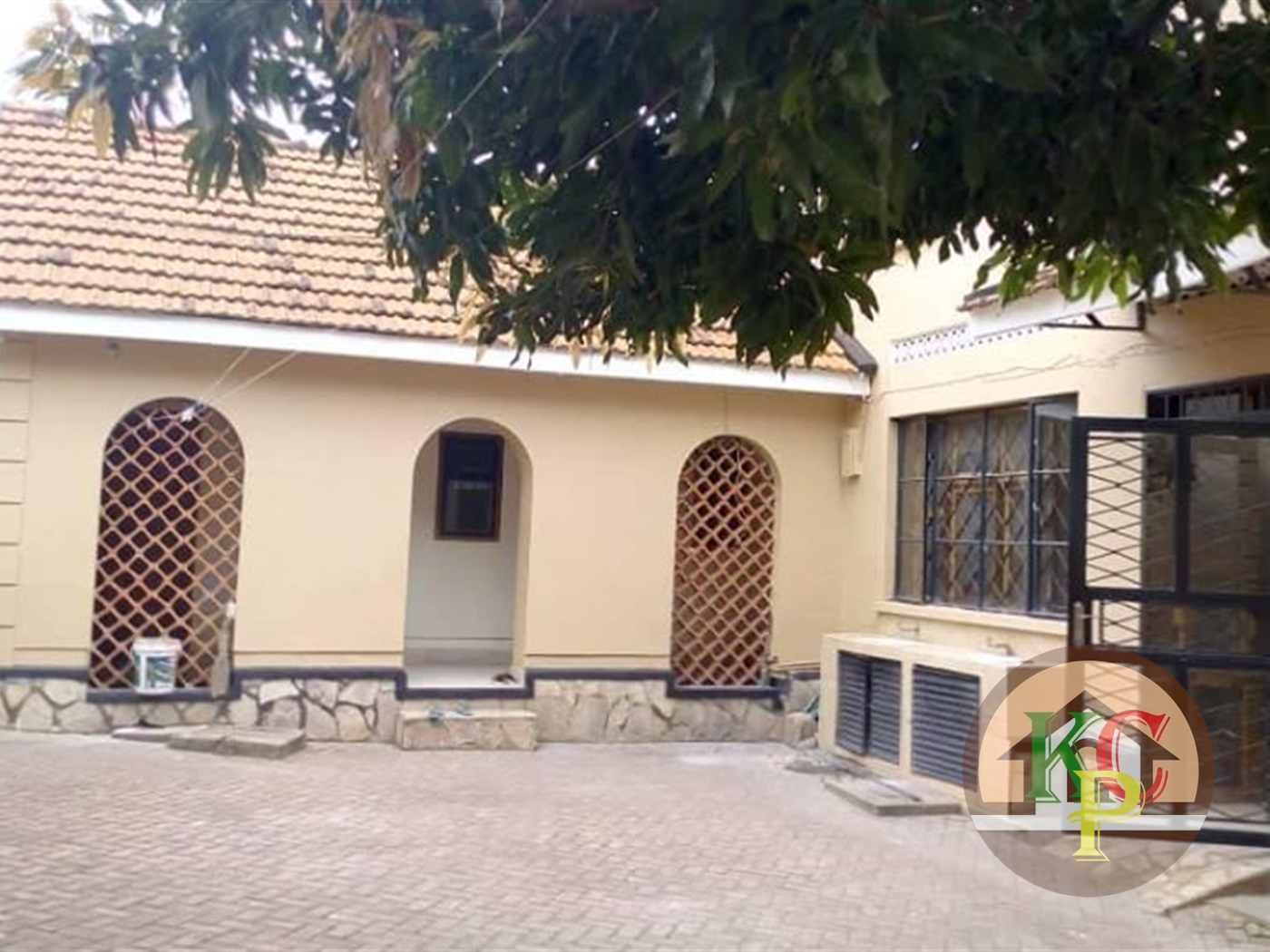 Mansion for rent in Bugoloobi Kampala