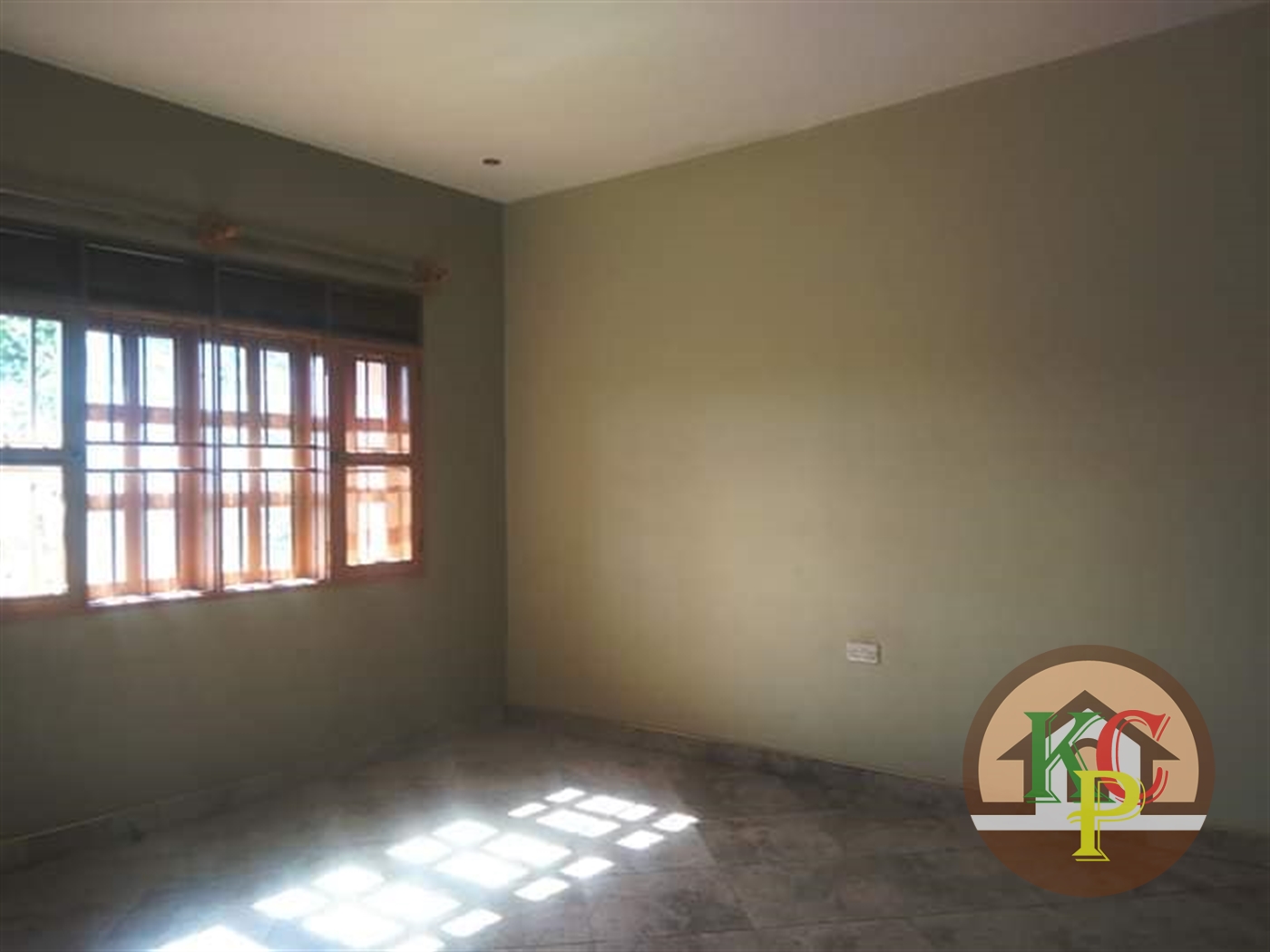 Duplex for rent in Kiwaatule Kampala