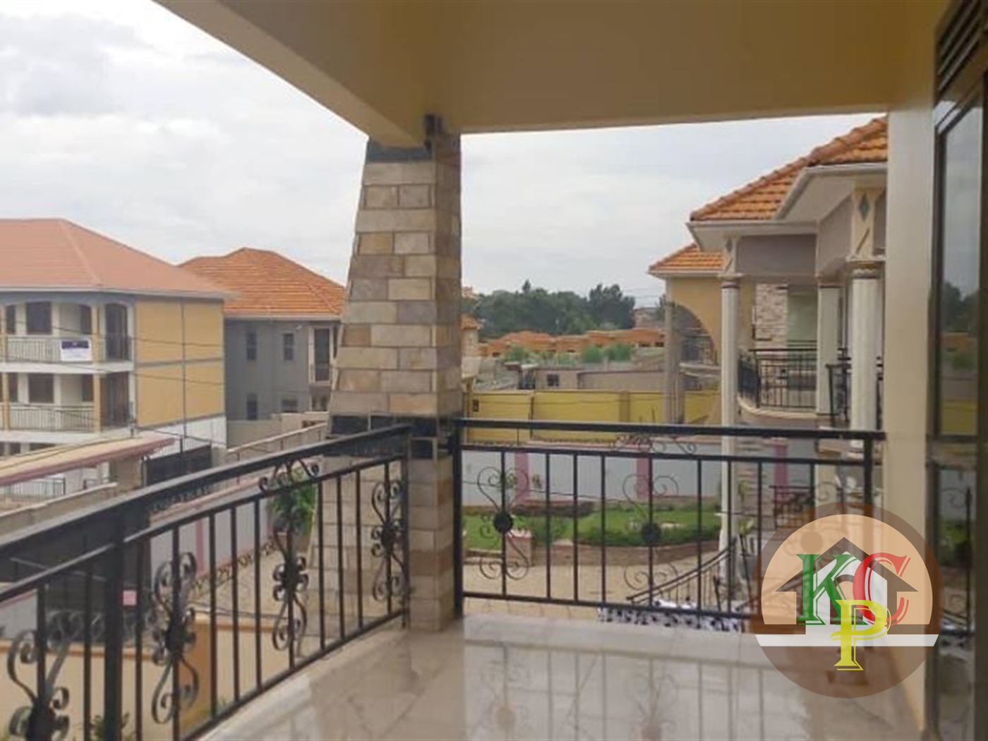 Mansion for sale in Kira Wakiso