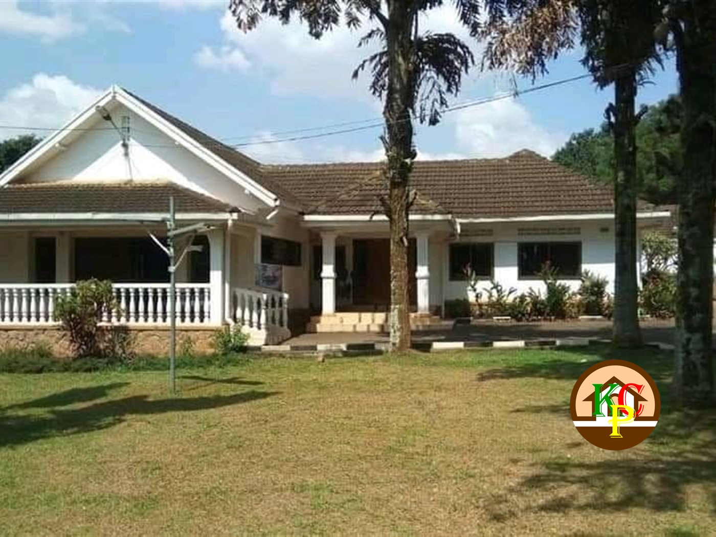 Bungalow for sale in Bugoloobi Kampala