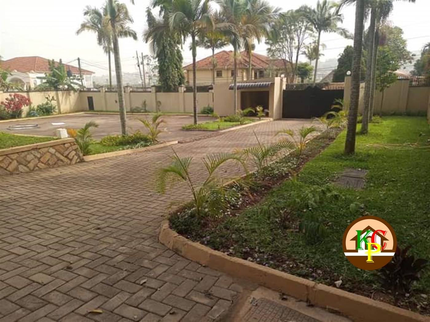 Storeyed house for sale in Bugoloobi Kampala