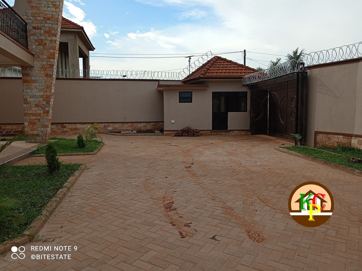 Storeyed house for rent in Kisaasi Kampala