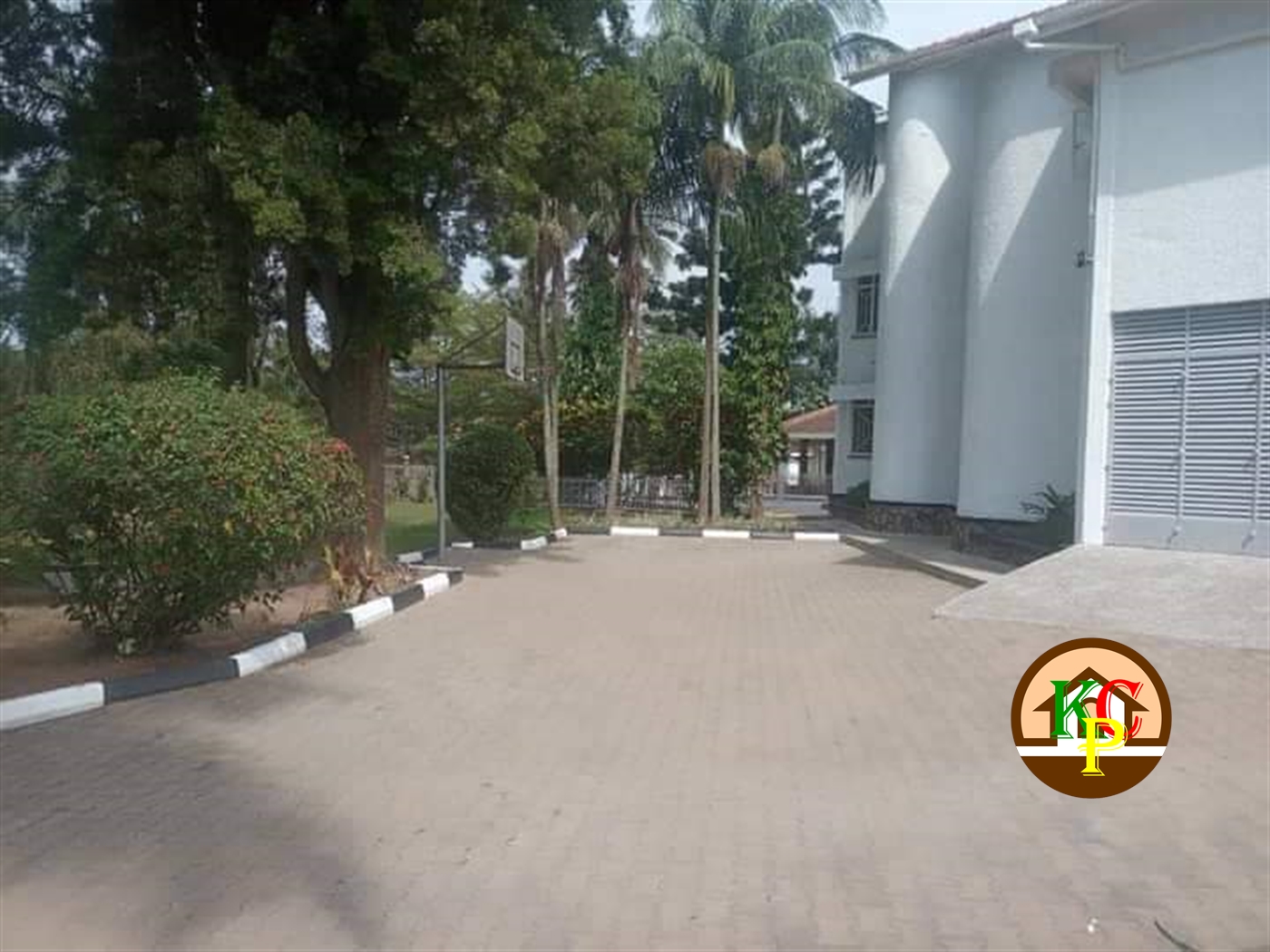 Storeyed house for rent in Bugoloobi Kampala