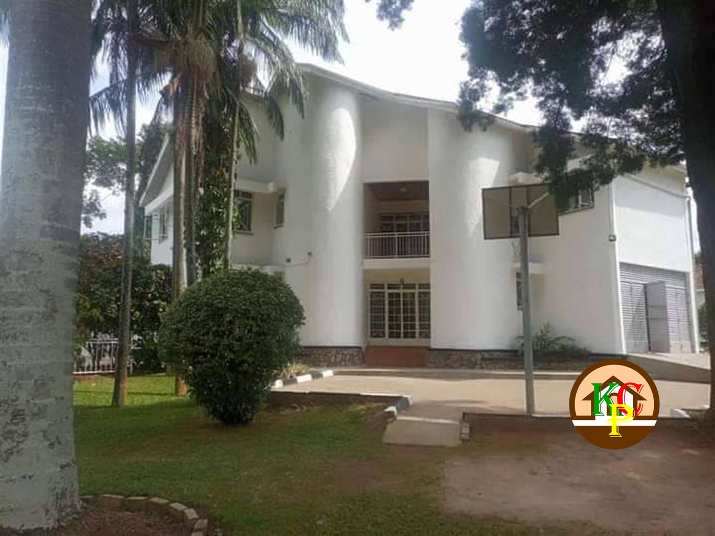 Storeyed house for rent in Bugoloobi Kampala