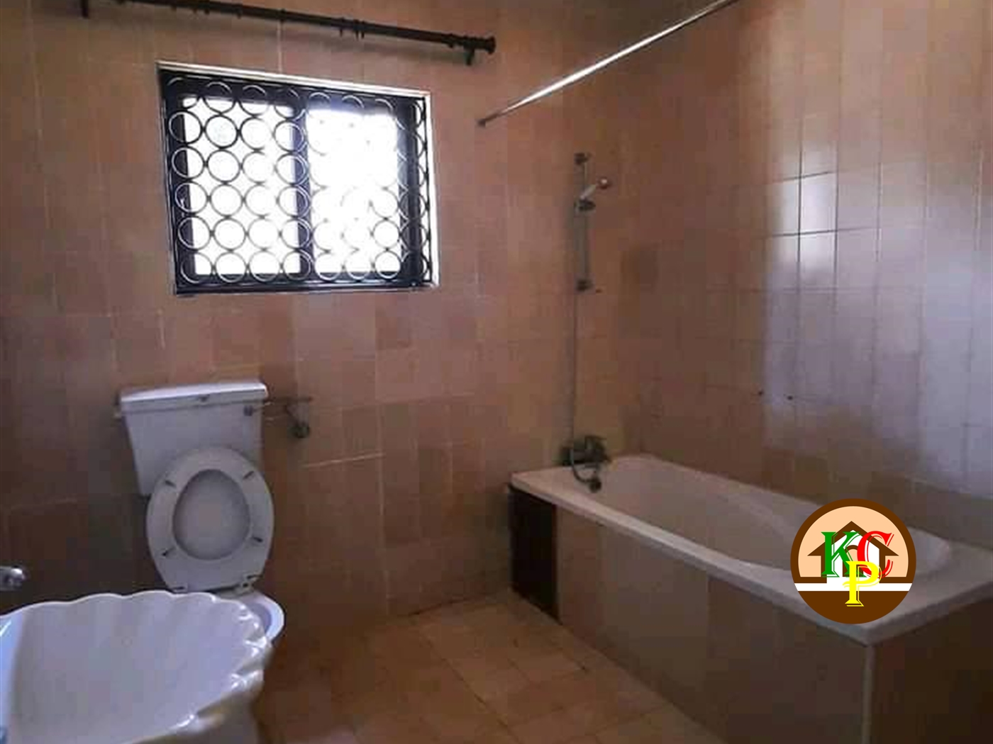 Bungalow for rent in Bugoloobi Kampala