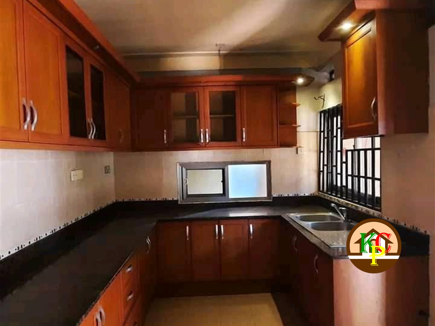 Bungalow for rent in Bugoloobi Kampala