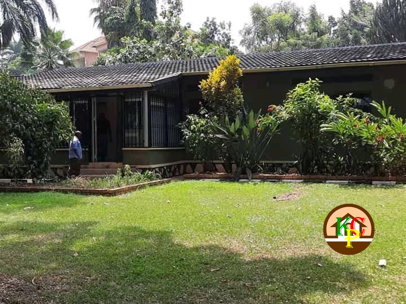 Bungalow for rent in Bugoloobi Kampala