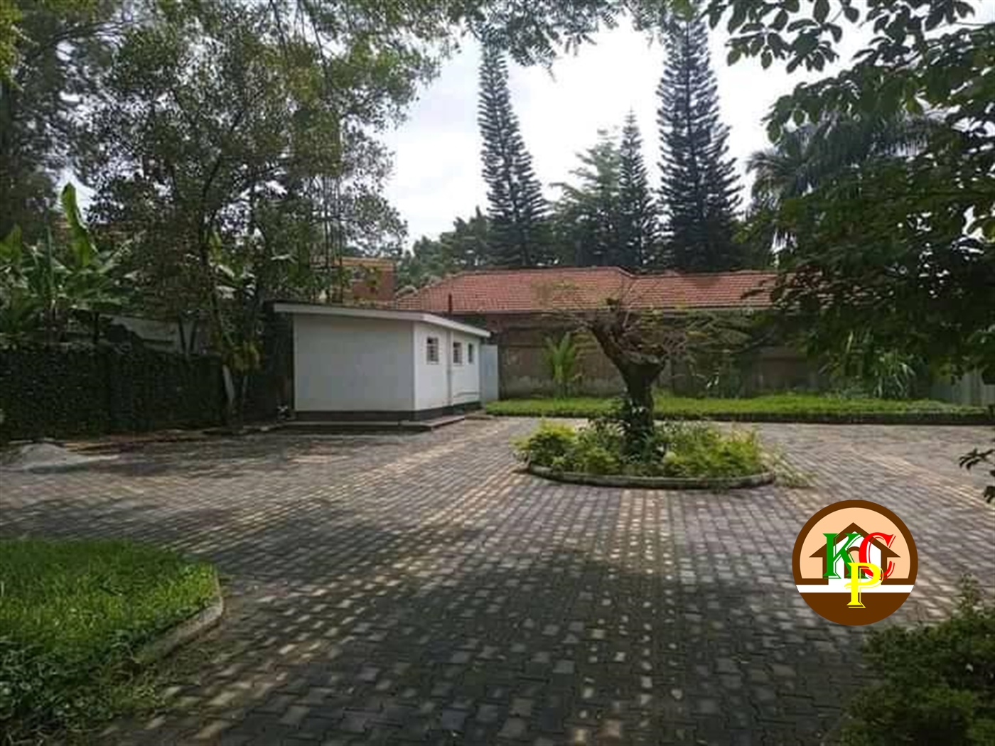 Storeyed house for sale in Bugoloobi Kampala