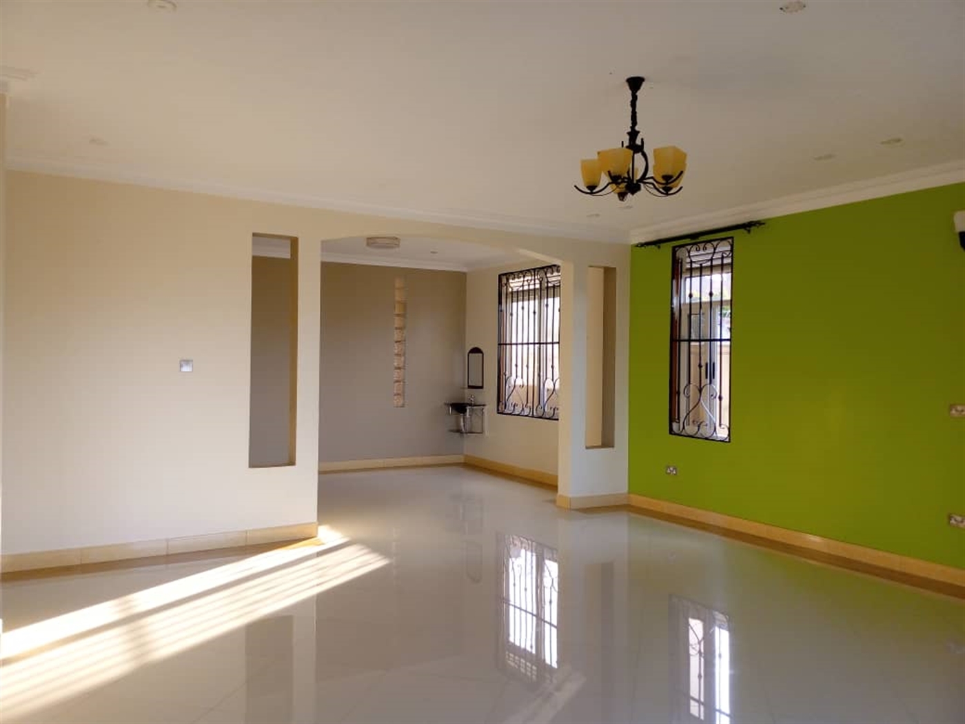 Mansion for sale in Kira Wakiso