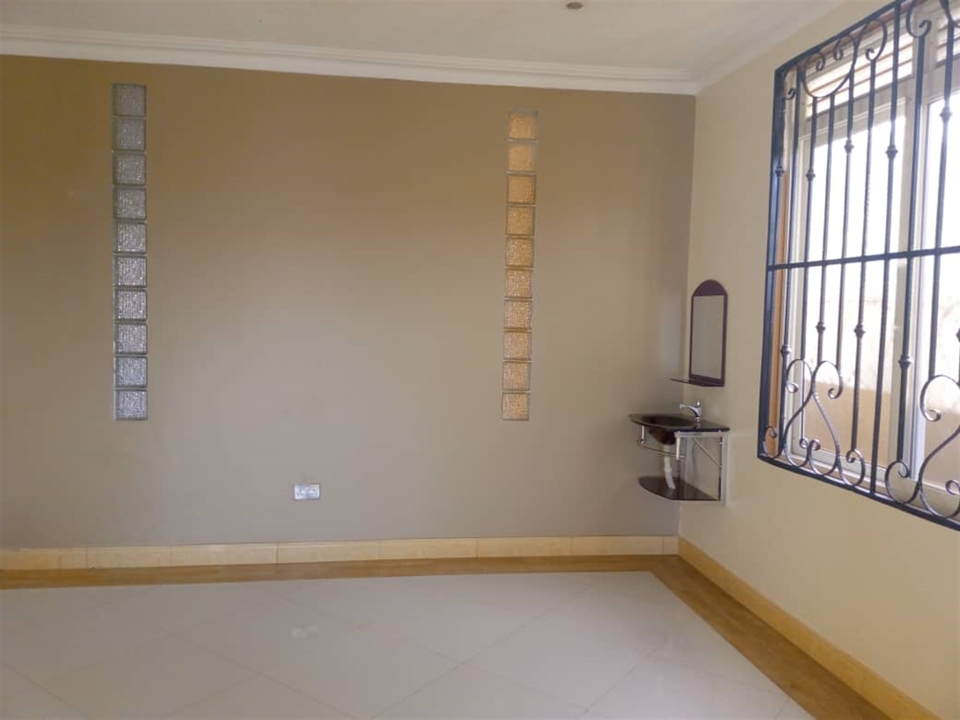 Mansion for sale in Kira Wakiso