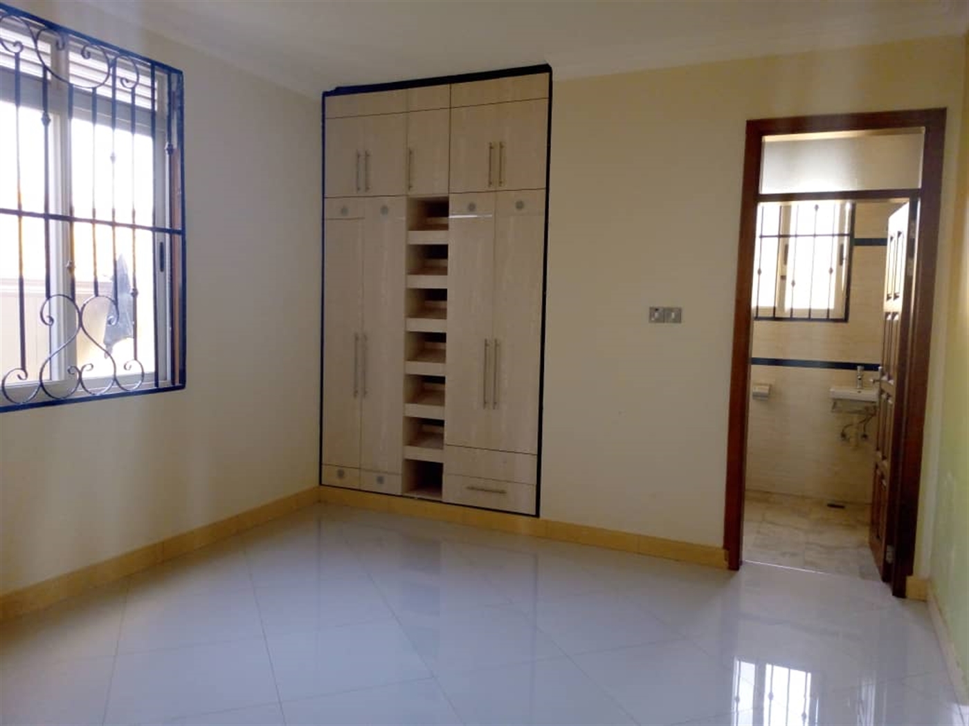 Mansion for sale in Kira Wakiso