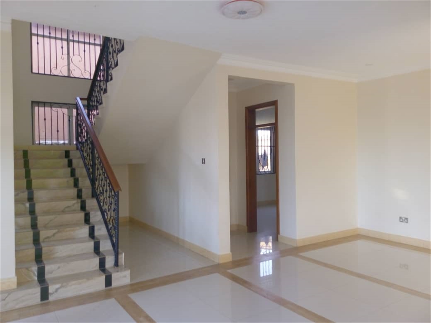 Mansion for sale in Kira Wakiso