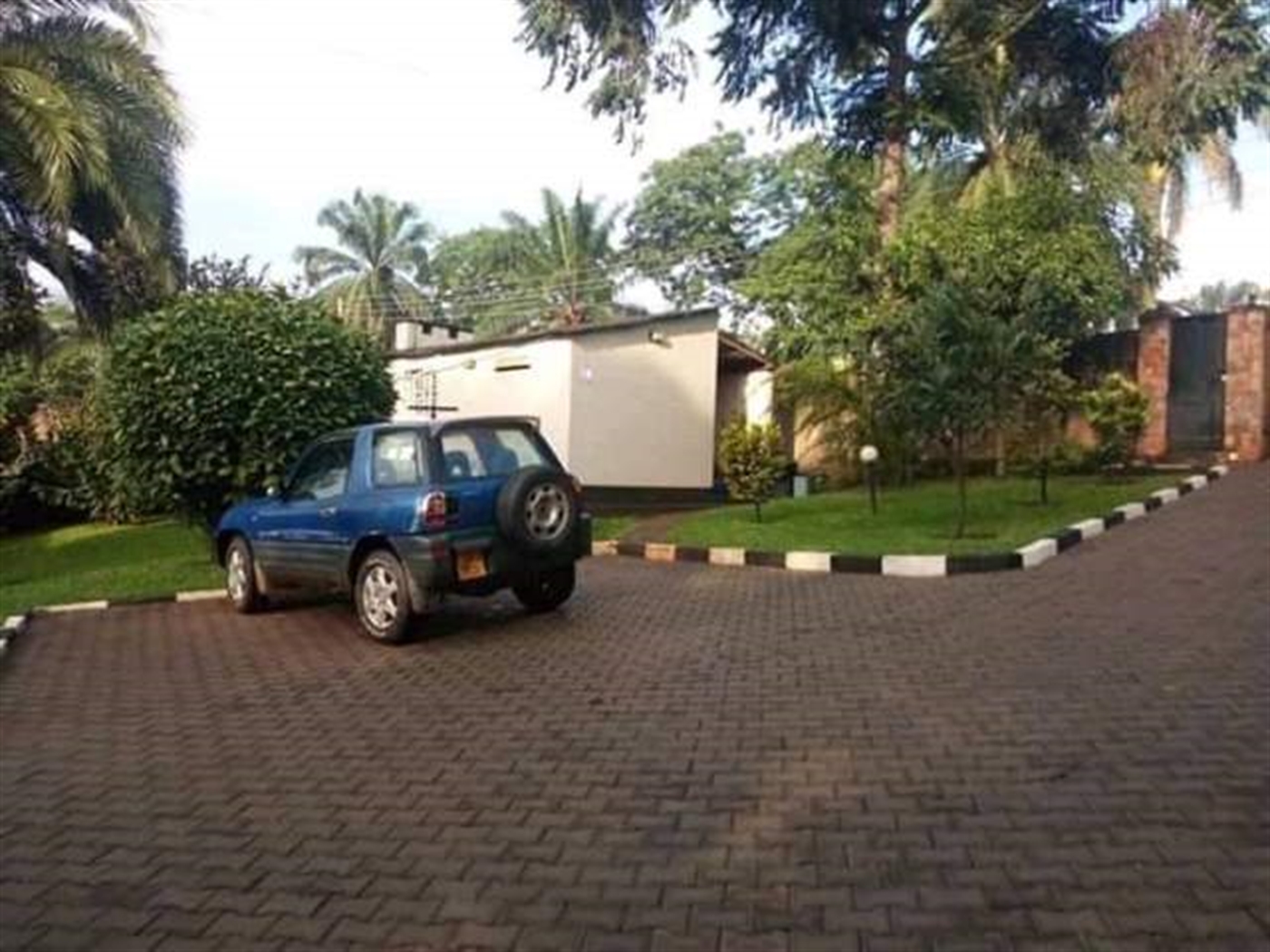 Bungalow for rent in Bugoloobi Kampala